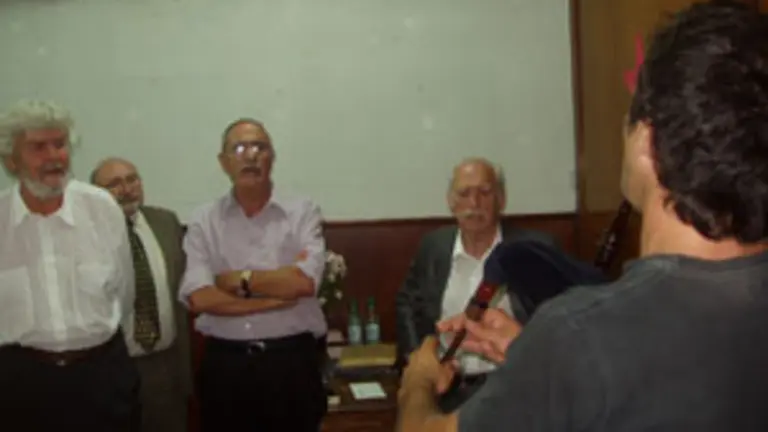  Beiras y Saa, entre otros, cantan el himno gallego, acompa&ntilde;ados de un gaiteiro de Valle Mi&ntilde;or.