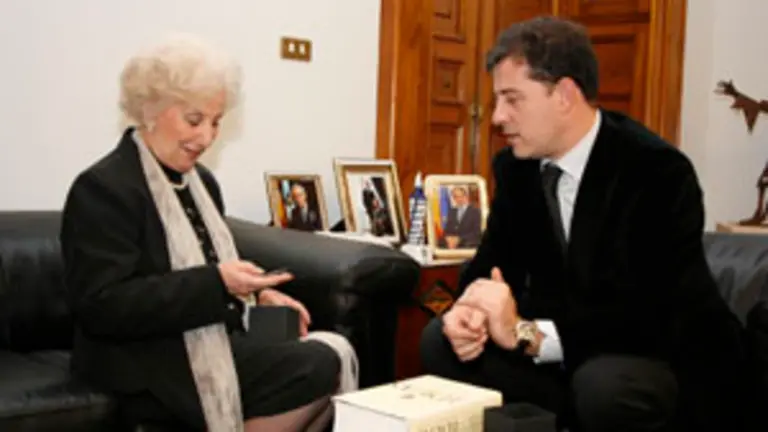  Jos&eacute; Ram&oacute;n G&oacute;mez Besteiro intercambia presentes con la presidenta de &lsquo;Abuelas de Plaza de Mayo&rsquo;.