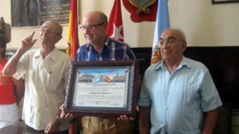  G&oacute;mez entreg&oacute; a Manuel Luis Rodr&iacute;guez el t&iacute;tulo de &lsquo;Socio de Honor&rsquo; de la Sociedad.