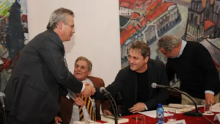  Manuel Rivas y Baltasar Garz&oacute;n se saludan momentos antes de la presentaci&oacute;n del libro.