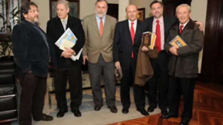  Asistentes al acto en la Casa de Galicia posan junto al autor.