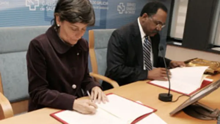  Mar&iacute;a Jos&eacute; Rubio y H&eacute;ctor Otero firman el protocolo de cooperaci&oacute;n e intercambio de experiencias.