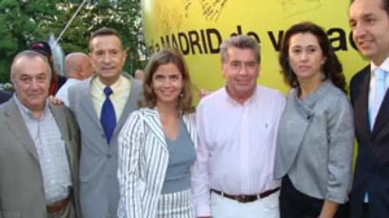  Foto de familia en Buenos Aires junto a la pelota firmada llegada de Madrid.