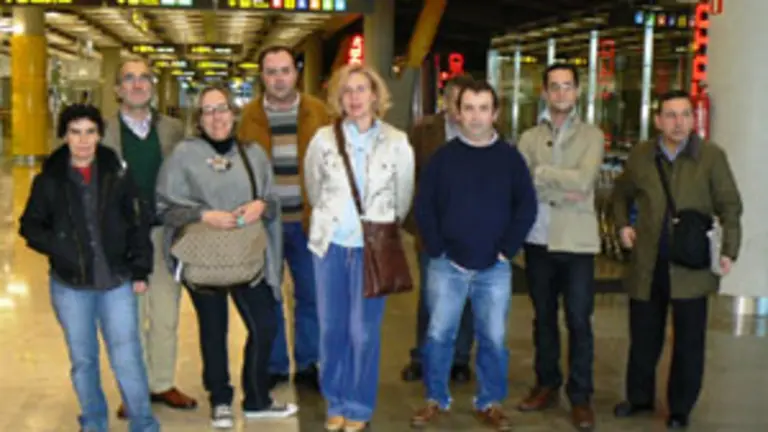  Editores asturianos, en el Aeropuerto de Barajas, minutos antes de desplazarse a M&eacute;xico.