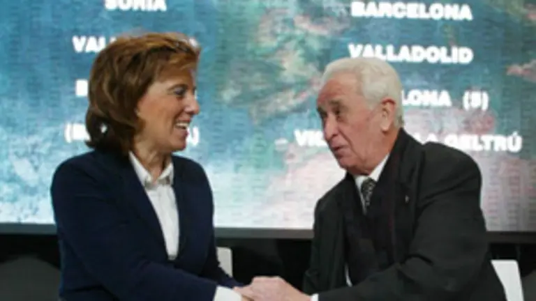  La consejera de Cultura y Turismo, María José Salgueiro, y el presidente de la Confederación Internacional de Casas Regionales de Castilla y León, Andrés Luis Heras Minués, durante la firma del convenio.