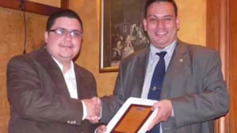  Richard Barreiro recibe el reconocimiento a \'Magazine Español\'.