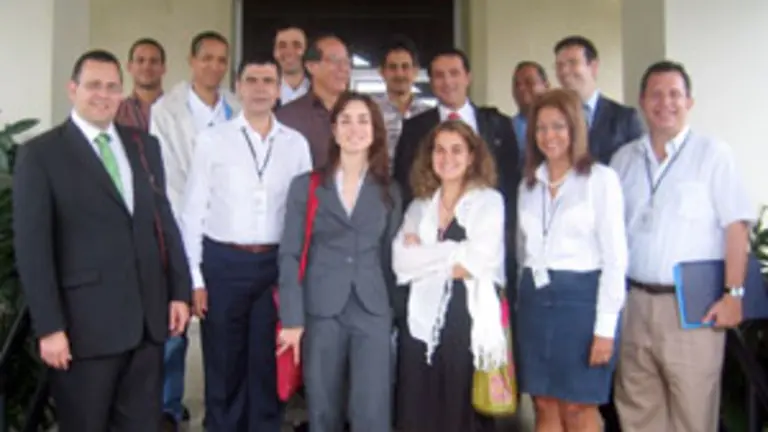  Representantes de la Junta de Castilla y León con la autoridad del Canal de Panamá.