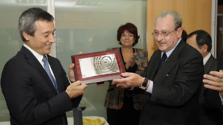  Fern&aacute;ndez Mato recibe el premio en nombre del presidente Touri&ntilde;o.