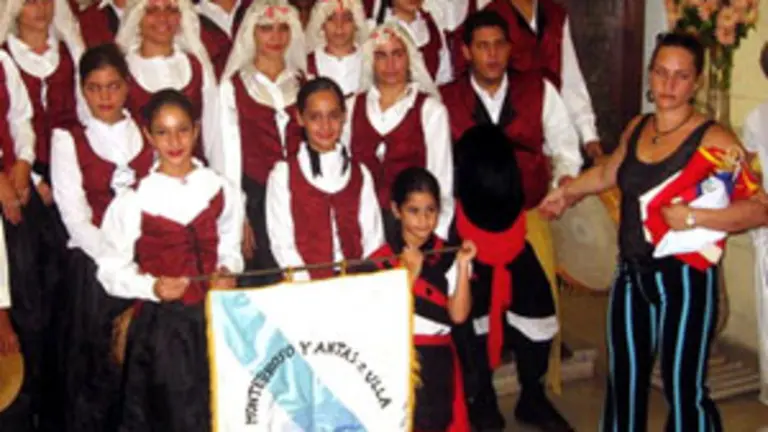  Marilyn Garc&iacute;a, con alumnos de las sociedades Monterroso y Antas de Ulla.