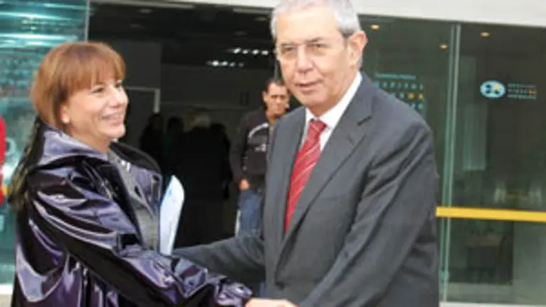  Touri&ntilde;o y la secretaria xeral de Sanidade, Pilar Fern&aacute;ndez, en la entrada al Hospital Virxe da Xunqueira de Cee.