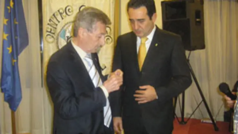  Rogelio Mart&iacute;nez fai entrega da Medalla de Ouro a Manuel Bustos, alcalde de Sabadell.