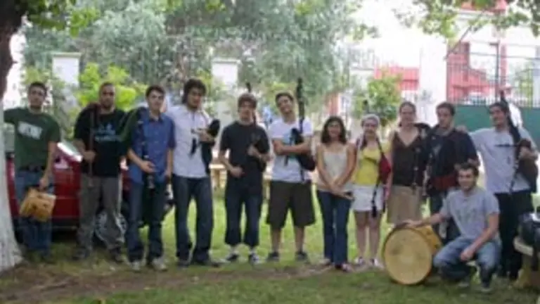  Los asistentes a los cursos de gaita y danza posan junto a los profesores que impartieron ambas especialidades.