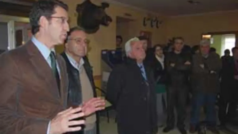  Feij&oacute;o, durante su visita a la localidad ourensana de Lobeiro.