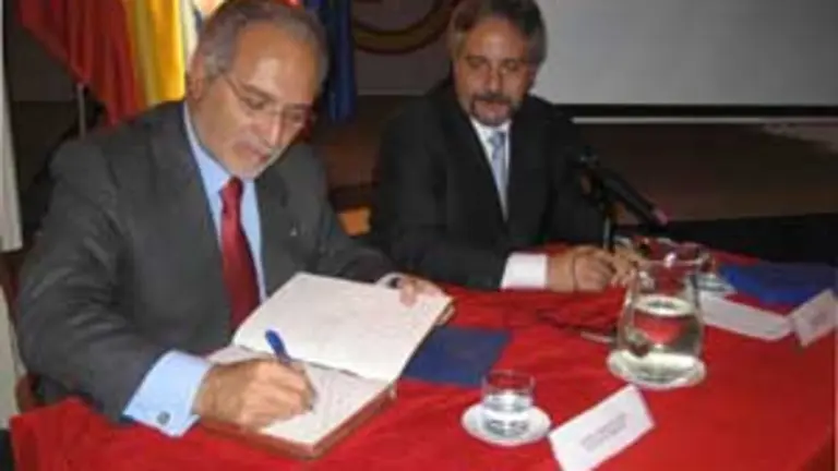  El alcade de Móstoles firma en el libro de visitas de la Casa de Madrid.