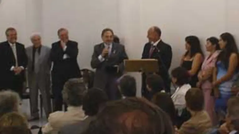 Carlos Alberto D&iacute;az agradece al premio recibido.