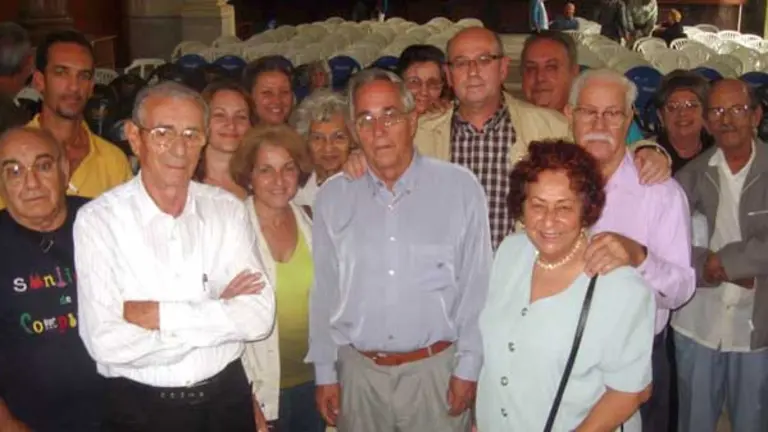  Rodr&iacute;guez con un grupo de gallegos en Cuba.