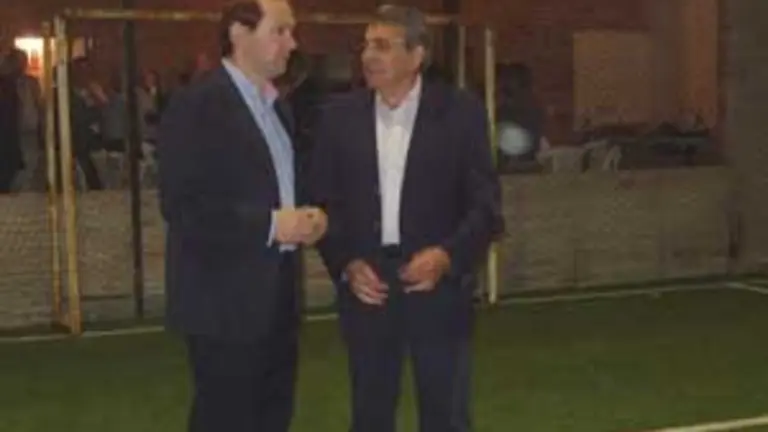  Rafael Louz&aacute;n y Carlos Barcia conversan durante el recorrido por las instalaciones inauguradas.