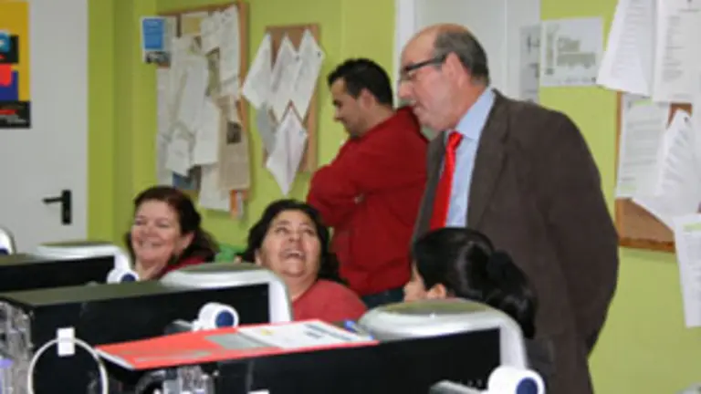 Rodr&iacute;guez conversa con algunas de las participantes en el taller de inform&aacute;tica de &lsquo;&Eacute;rguete&rsquo;.