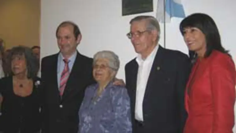  Rafael Louz&aacute;n, con los dirigentes de la entidad tras inaugurar el nuevo sal&oacute;n.