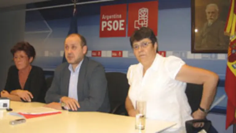  Ricardo Varela y Marisol Soneira, acompa&ntilde;ados por la dirigente socialista local Mar&iacute;a &Aacute;ngeles Ruis&aacute;nchez.