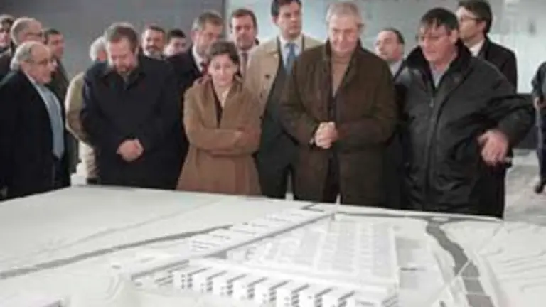Touri&ntilde;o y Rubio Vidal observan la maqueta del nuevo hospital de Lugo. 