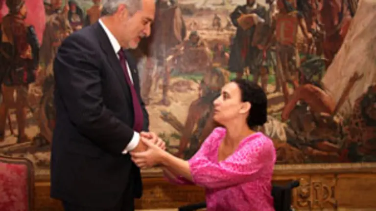  El alcalde de Móstoles, Esteban Parro, saluda a Gabriela Michetti, durante el acto de la firma del convenio de colaboración entre las dos ciudades.