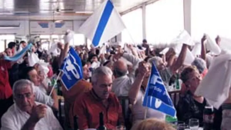  Los participantes en el almuerzo enarbolaron banderas del Partido Popular.