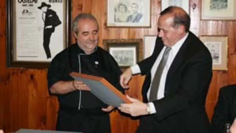  El propietario del restaurante &lsquo;Morri&ntilde;a&rsquo;, Manuel Corral Vide, entrega el premio a Carlos Ameijeiras.