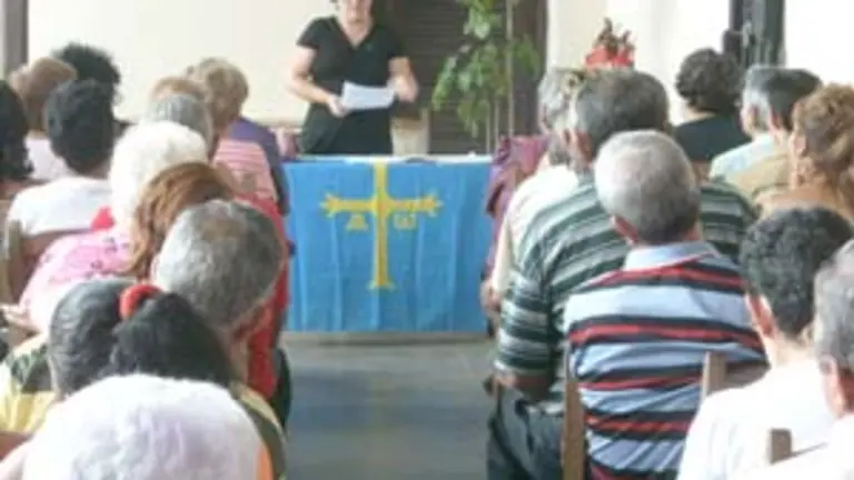  Alima Art&iacute;mez, durante la reuni&oacute;n.