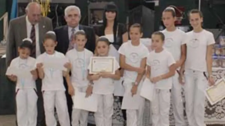  Las j&oacute;venes gimnastas de la entidad recibieron el reconocimiento del Centro Asturiano por su labor.