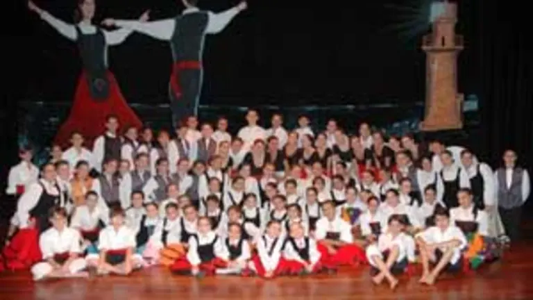  Apertura del especial &lsquo;Danzando nos Conf&iacute;ns&rsquo;.