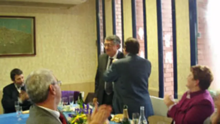  El presidente de la instituci&oacute;n impone la medalla a De la Cera.