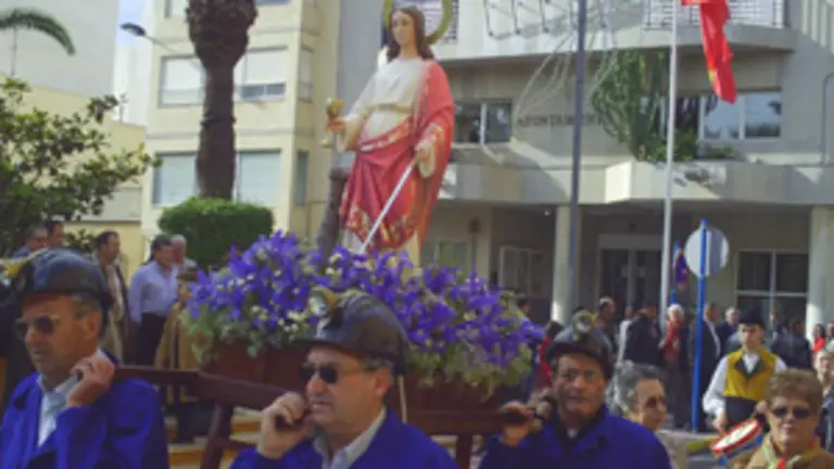   Los mineros llevan a hombros la nueva imagen de Santa B&aacute;rbara.