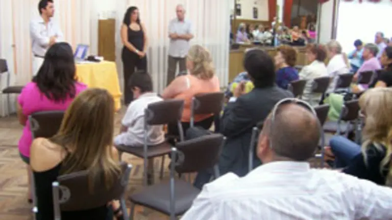  De izda. a dcha. : Alejandro Sánchez, Mónica Sánchez y Carlos Fuschs, durante la reunión. 