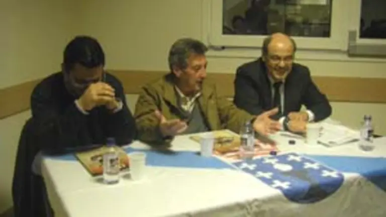  Os principais responsables da revista, na presentaci&oacute;n do &uacute;ltimo n&uacute;mero.