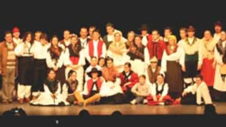  No teatro de Can Gom&agrave; destacou a actuaci&oacute;n conxunta do grupo de baile &lsquo;Toxos e Xestas&rsquo; e o de Mollet.