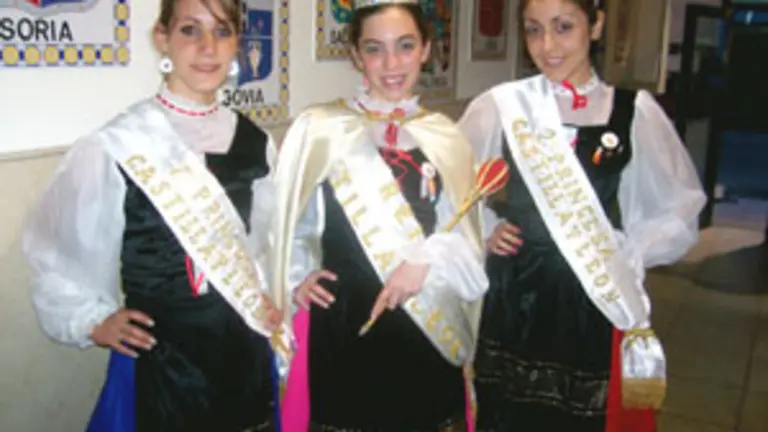  Las jóvenes premiadas durante la cena de despedida del año