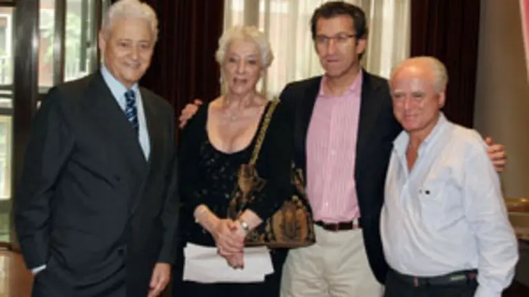  Feij&oacute;o, acompa&ntilde;ado por el presidente de Outes y Castelao, en el acto.