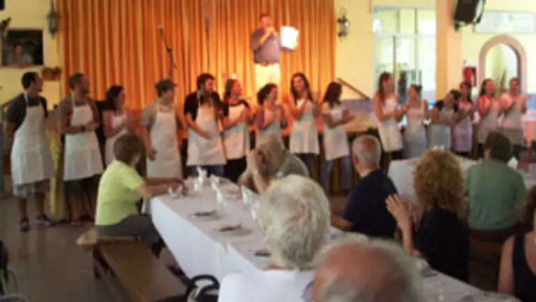  Los jóvenes que participaron en la ‘Operación Raíces’ fueron los encargados de servir la comida.