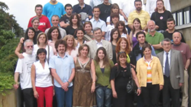  Los integrantes de la III Promoci&oacute;n de la Escuela de Asturian&iacute;a posan con las autoridades del Principado.