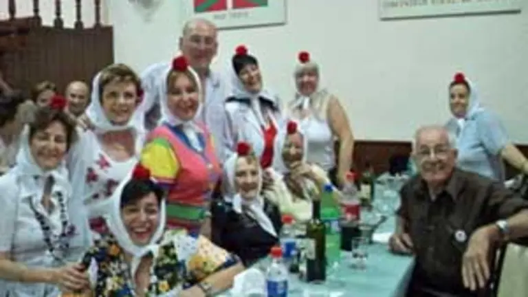 La Directiva de la Casa de Madrid, en el último almuerzo del año.