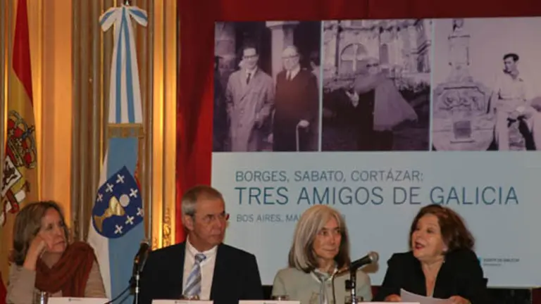 Touri&ntilde;o, junto a las mujeres que representaron a Borges, S&aacute;bato y Cort&aacute;zar, en uno de los actos del &lsquo;D&iacute;a das Letras Galegas&rsquo;.