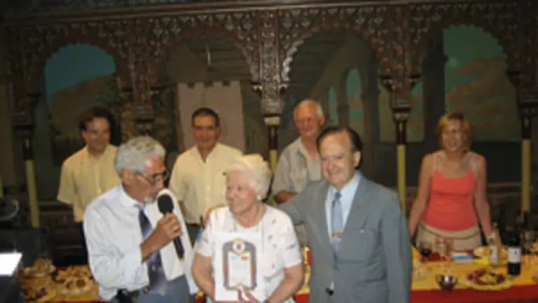  Presidente y secretario del Centro, junto a la primera socia mujer.
