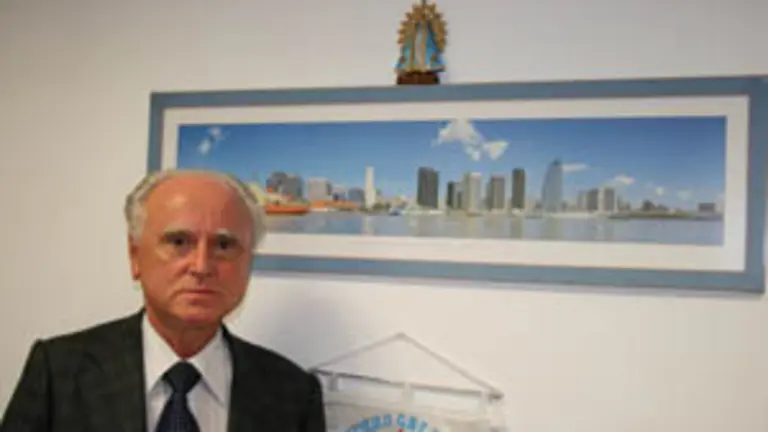  Castelao Braga&ntilde;a, junto a una foto de Buenos Aires, en su despacho.