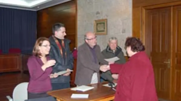  Manuel Luis Rodr&iacute;guez entrega uno de los diplomas en el acto que tuvo lugar en O Carballi&ntilde;o.