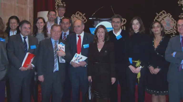  Directivos y patronos de la asociaci&oacute;n, en la presentaci&oacute;n del proyecto.