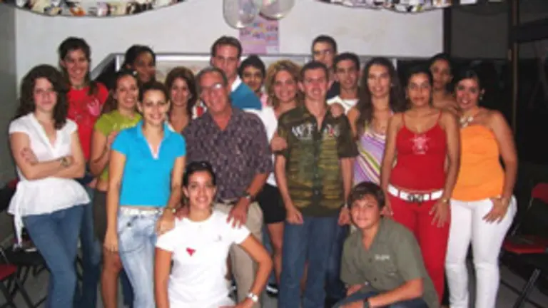 Héctor Domínguez y jóvenes salmantinos en la isla hablaron del sida.  