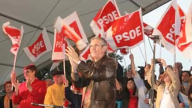  Touri&ntilde;o, durante un mitin en Buenos Aires en la campa&ntilde;a electoral de las &uacute;ltimas auton&oacute;micas, en 2005.