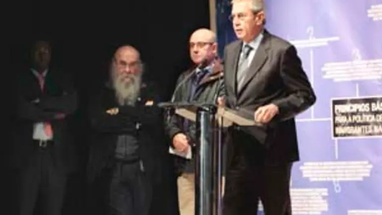  Touri&ntilde;o, acompa&ntilde;ado por Manuel Luis Rodr&iacute;guez, durante su intervenci&oacute;n en este encuentro con inmigrantes.