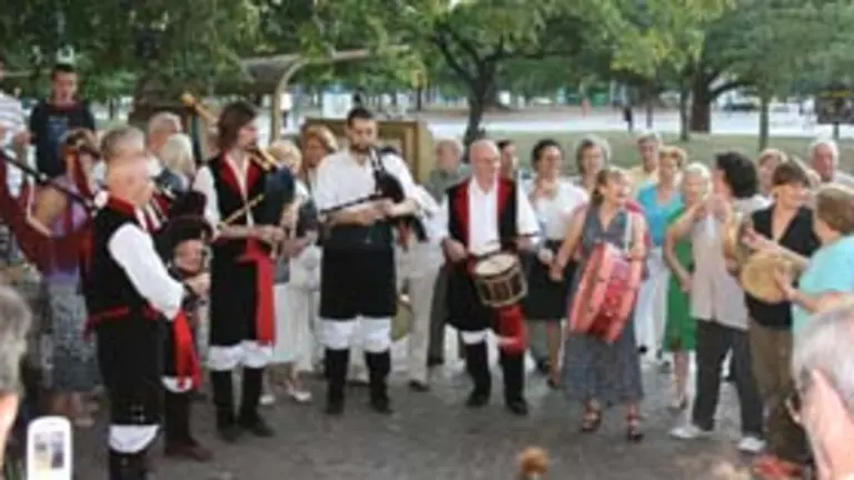  La m&uacute;sica no falt&oacute; en el acto de homenaje a Castelao.